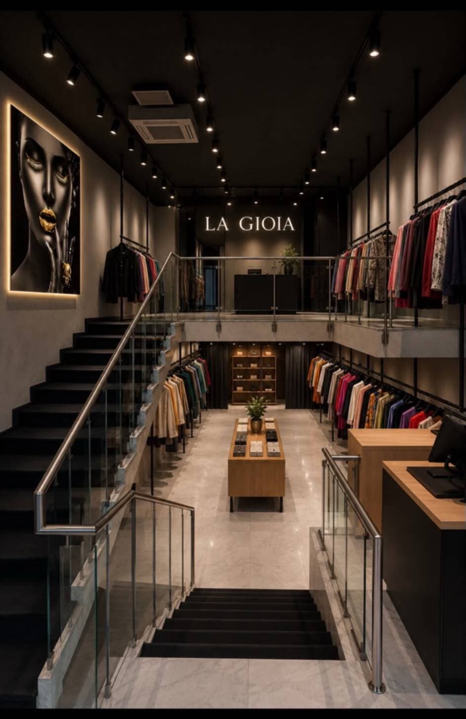Das Interieur von LA GIOIA in Nürnberg — zweistöckig, schwarz mit Goldakzenten