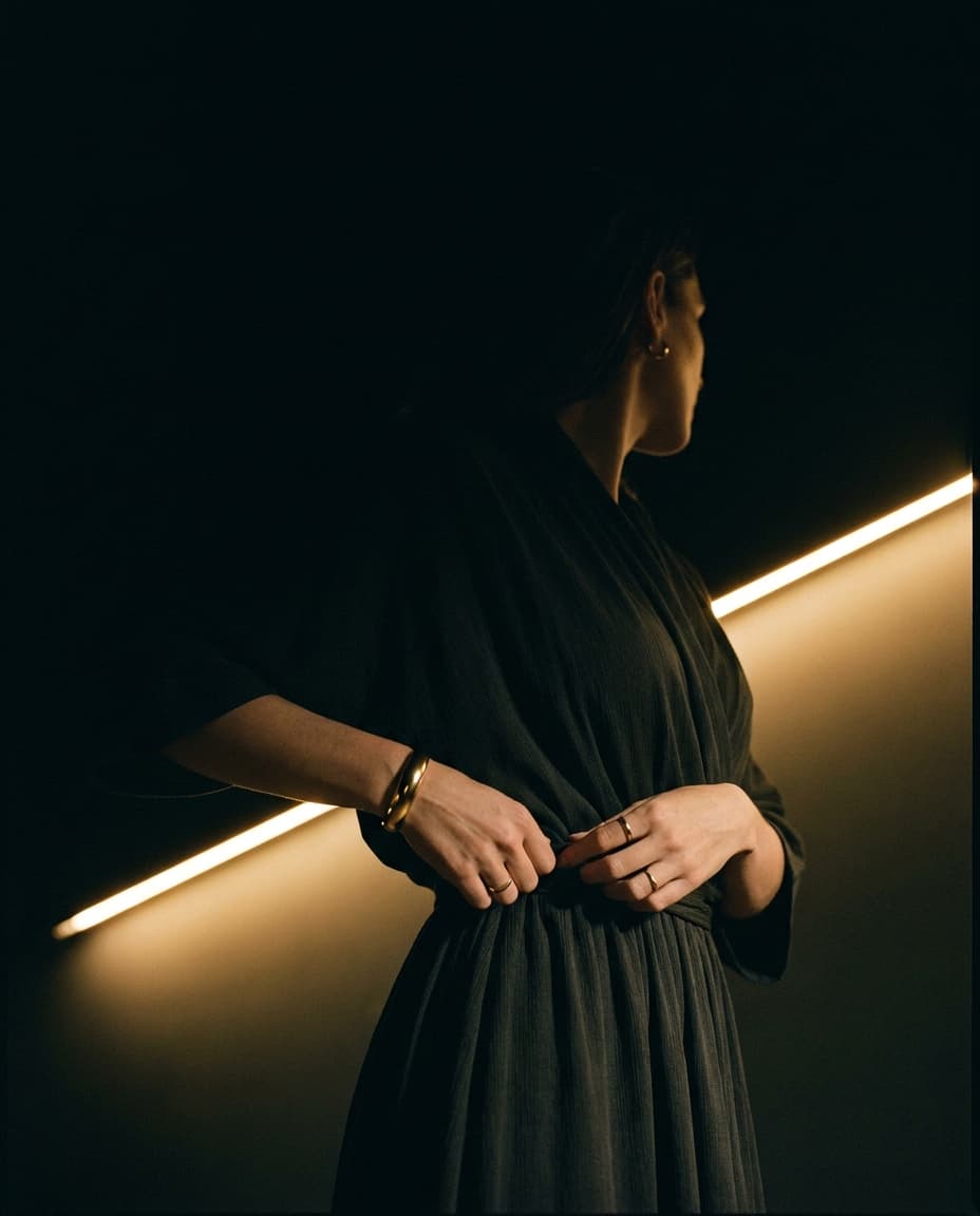 Editorial — Damenmode bei LA GIOIA in warmem Goldlicht